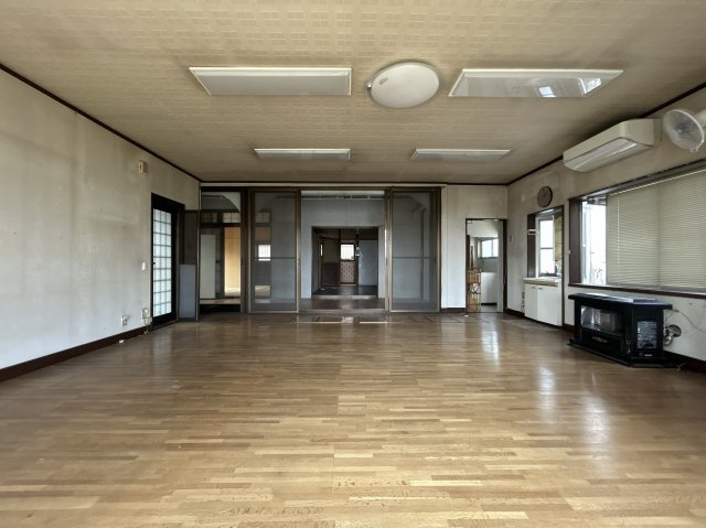 【中古戸建】足利市寺岡町の洋室|■洋室｜全体が南側に配置されている洋室。やわらかな光が差し込むので、家族が自然と集まる空間となります。穏やかな家族だんらんの時間が過ごせそうです。