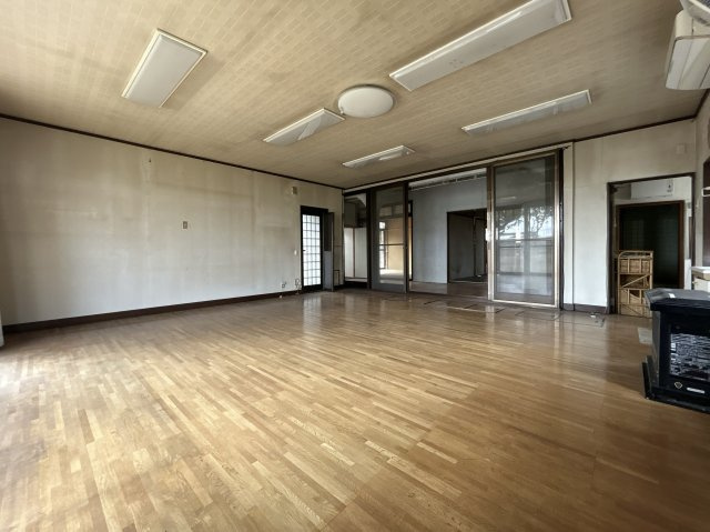 【中古戸建】足利市寺岡町の洋室|■洋室｜日当たりもよく、風通しも良い空間です。お庭で遊ぶお子様の様子も見ることができ安心です♪
