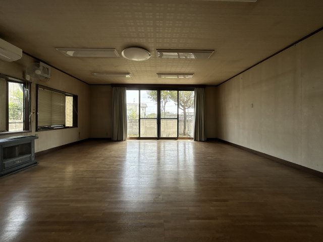 【中古戸建】足利市寺岡町の居間・リビング|■洋室｜賃貸と違って、テレビや音楽の音を気にしなくて良いことが嬉しいですね♪広ーい洋室はリビングとして活用できます(*＾＾*)