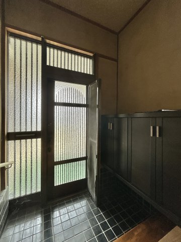 【中古戸建】足利市寺岡町の玄関|■玄関｜毎日の「いってらっしゃい」や「お帰りなさい」を大切なご家族と過ごす玄関は〈使いやすさ〉を追求しております。玄関横の物入は急な来客時でもさっとお片付けできるスペースを確保しています。