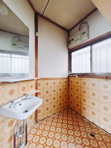 【中古戸建】足利市寺岡町の独立洗面台|■洗面室｜洗濯機を置いてもゆとりある広さの洗面脱衣室です♪冬はストーブ、夏にはサーキュレーターを置き、快適に過ごすことができます♪