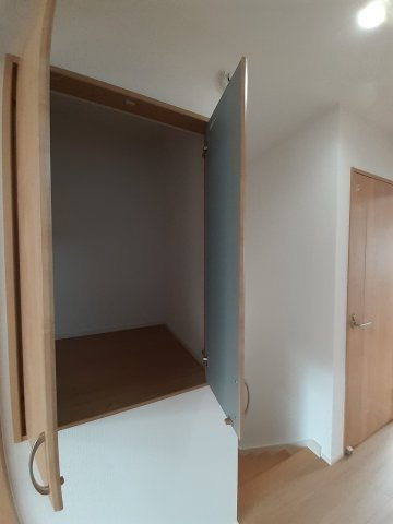 熊本市南区白藤１丁目の中古一戸建の収納|2階廊下物入