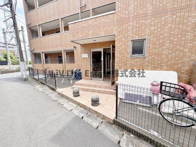 国分寺市本町４丁目のアパートのエントランス