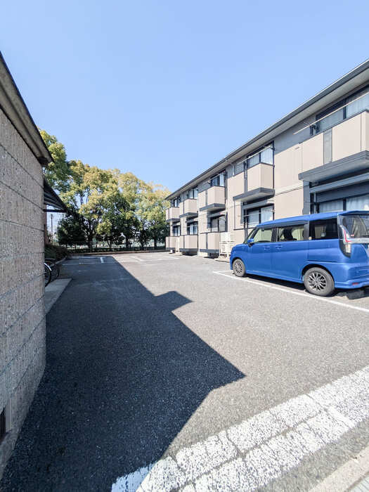 リヴェールの駐車場