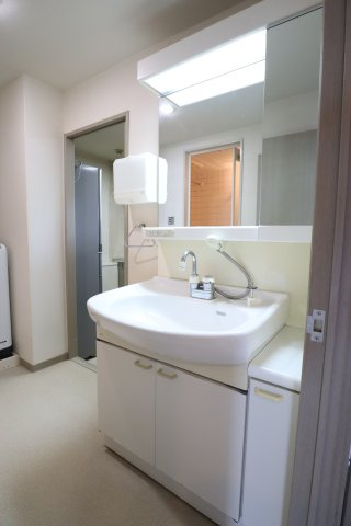 セントラルヒルズI棟の独立洗面台|洗面室は廊下とキッチンからの2wayアクセスができ、家族で使用する際など使いやすい動線に設計されています！