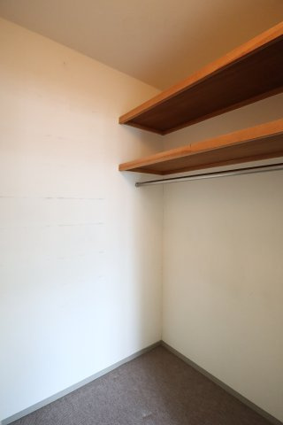 セントラルヒルズI棟の収納|季節のお洋服など多くの者を収納いただけるウォークインクローゼット