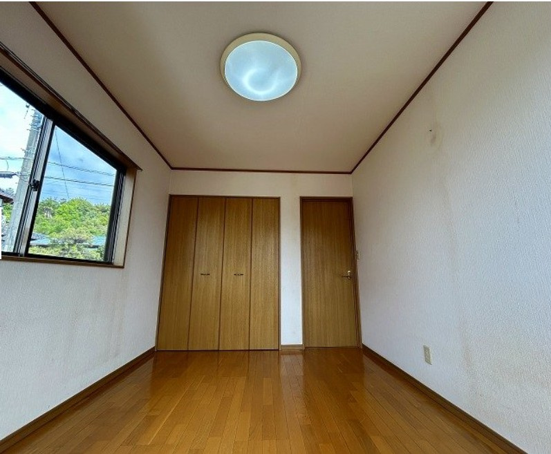 中古戸建　富士市原田Rの洋室|2階南西側　洋室です　リフォーム前