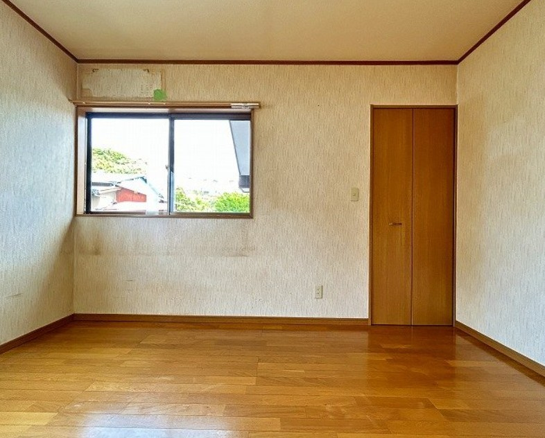 中古戸建　富士市原田Rの洋室|2階北西側　洋室です　リフォーム前