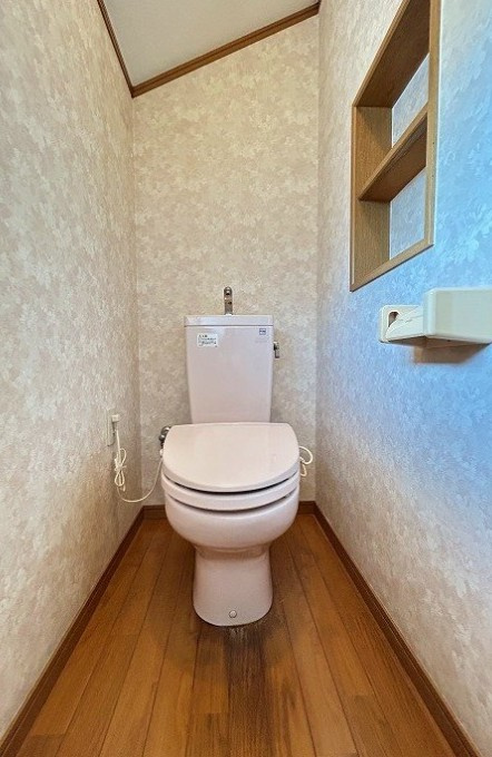 中古戸建　富士市原田Rのトイレ|2階トイレです　勾配天井　リフォーム前