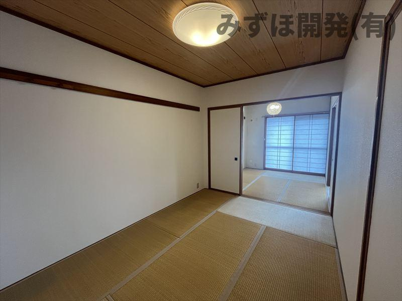 ネオハイツ荒楯の和室|9/6撮影　和室二間続きとなっています。