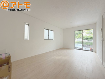 【居間・リビング】 | 葵区秋山町第2　新築戸建　全1棟 | 日当たりのよいリビングは、一年を通してぽかぽかとしています。家族が自然と集まる空間になりそうですね♪