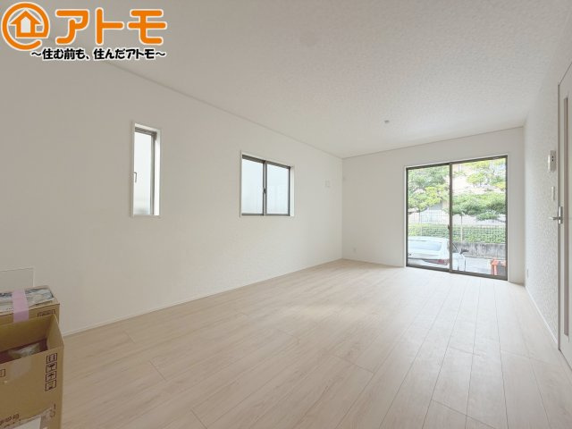 【居間・リビング】 | 葵区秋山町第2　新築戸建　全1棟 | 日当たりのよいリビングは、一年を通してぽかぽかとしています。家族が自然と集まる空間になりそうですね♪