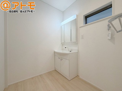 【独立洗面台】 | 葵区秋山町第2　新築戸建　全1棟 | シャワータイプの洗面台は、洗濯物の土汚れなどの予洗いもしやすいため、お子様のいるご家庭でも大活躍！