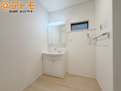 【独立洗面台】 | 葵区秋山町第2　新築戸建　全1棟 | 三面鏡の中は収納になっているため、スッキリとした洗面台を保つことができます♪