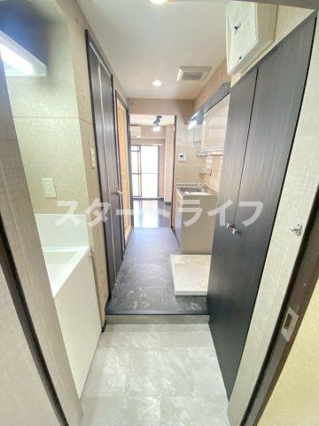 大阪市淀川区西三国３丁目の賃貸マンションの玄関