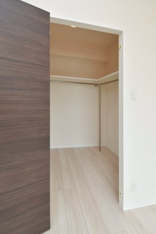 サヴォイザ・フォースフォー　3階の収納|別号室のものになります。現状優先。
※フローリング、扉の色が異なります。