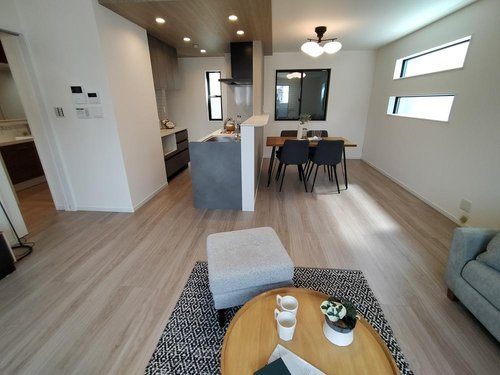 南甲子園2丁目　新築戸建の居間・リビング