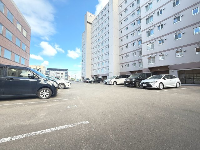 ラポール大通東の駐車場