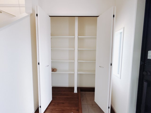 【中古戸建】北群馬郡吉岡町大字大久保の玄関|■玄関｜ご家族の靴がたくさんしまえる下駄箱付き。お子様の靴がこれから増えても安心な大きさです。