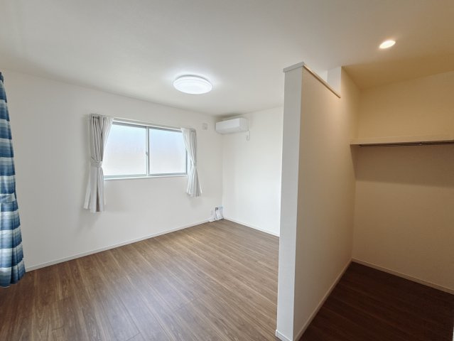 【中古戸建】北群馬郡吉岡町大字大久保の寝室|■主寝室｜広い寝室ならインテリアも自由自在にお楽しみいただけます♪お外から帰ってきた後は寝室でゆっくり自分の時間をお過ごしください。