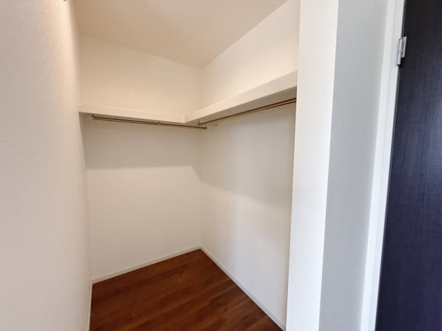 【中古戸建】北群馬郡吉岡町大字大久保の収納|■WIC｜お気に入りのお洋服もシワを作らずきれいに管理ができる夢のウォークインクローゼット！今お使いの収納ケースもスッポリそのまま収まる広さです♪