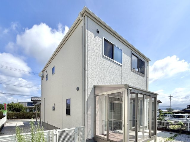 【中古戸建】北群馬郡吉岡町大字大久保の外観|■外観｜窓の配置や、爽やかな白ベースの外観が清潔感をもたらします。まっさらなキャンバスのような家にこだわりを彩って…始めよう、あなただけの豊かな暮らし( ＾＾ )
