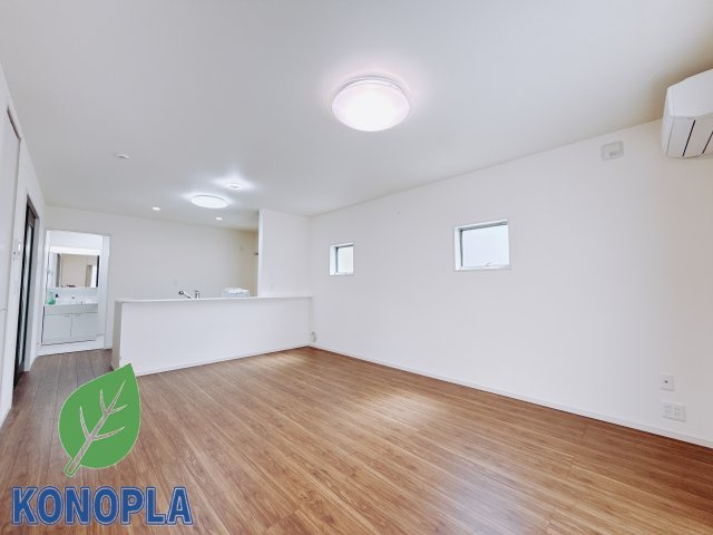 【中古戸建】北群馬郡吉岡町大字大久保の居間・リビング|■リビング｜落ち着きのある表情を見せるリビングダイニング。太陽の光がたっぷり差し込むリビングは、自然とご家族が集まる居心地の良い空間です。