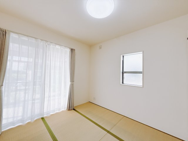 【中古戸建】北群馬郡吉岡町大字大久保の和室|■1階和室｜和室でしか味わえない畳ならではの香りや素材で和のやすらぎを感じてください♪休日はお子様とお昼寝するのにも最適です！