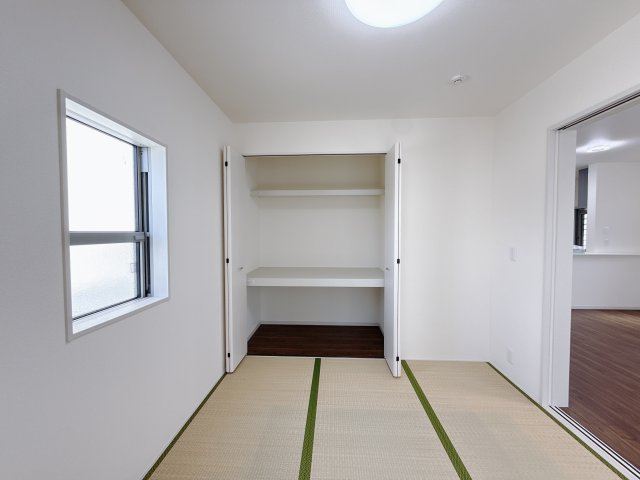 【中古戸建】北群馬郡吉岡町大字大久保の和室|■1階和室｜リビングと繋がっている和室は、お子様の様子を見守りながらお洗濯物を畳んだり、家事の合間のちょっとした休憩やのんびりお昼寝にも♪セカンドリビングとしてもお使いいただけます。