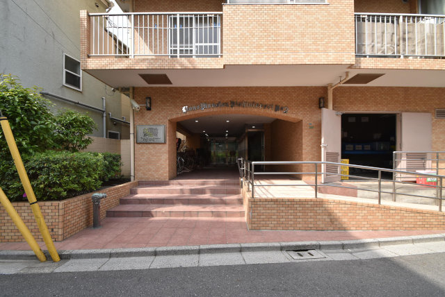 【エントランス】 | ライオンズマンション西日暮里第二 | お客様を、そして住人を出迎えてくれるマンションのエントランス。ゴミが落ちていないことからも、管理状態の良さや住民の節度の高さが見て取れます。～即日のご見学可能～　お問合せはお気軽にどうぞ。