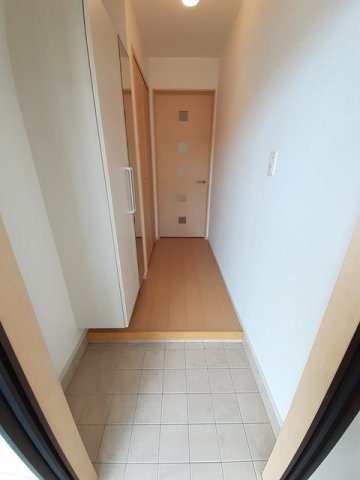 コンフルアンス　ＭⅡの玄関|収納もある玄関です