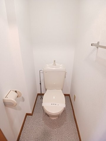 ファミール三次Ａ棟のトイレ|落ち着いた色調のトイレです