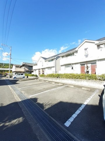 サミットハウスＢ棟の駐車場|カースペースがあります