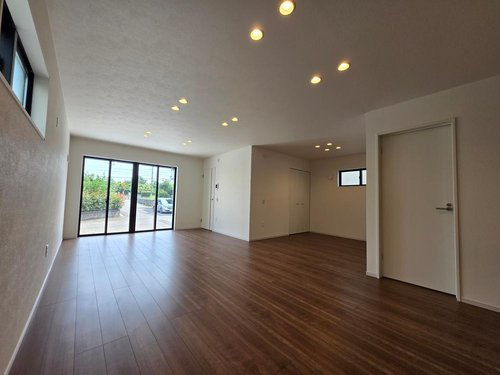 【KEIAI　Grace】小平市小川西町３期の居間・リビング|明るい陽光が降り注ぐ広々としたリビングは、家族の笑顔と会話が弾む空間。
