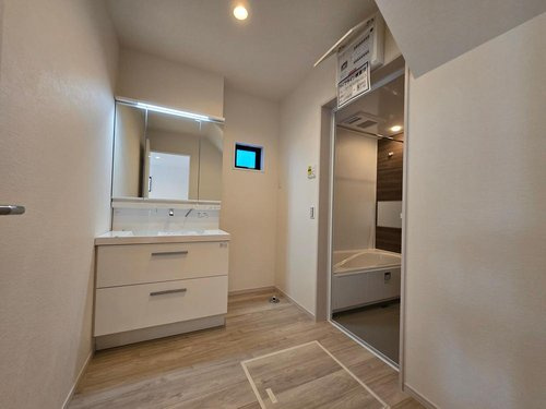 【KEIAI　Grace】小平市小川西町３期の洗面所|収納力と機能性に優れたお手入れラクラク三面鏡洗面化粧台です。