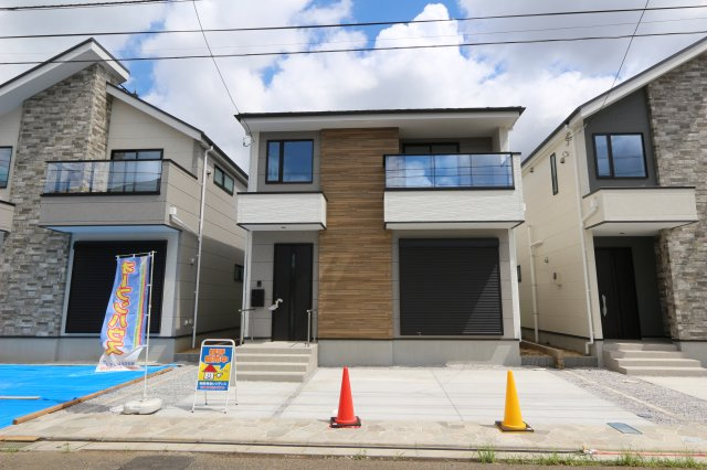 【KEIAI　Grace】小平市小川西町３期の外観|カースペース2台並列で駐車可能！ゆとりのカースペースで来客時にも便利です。