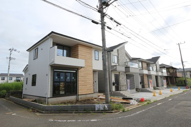 【KEIAI　Grace】小平市小川西町３期の外観|カースペース2台並列で駐車可能！ゆとりのカースペースで来客時にも便利です。