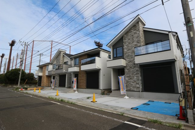 【KEIAI　Grace】小平市小川西町３期の外観|敷地内にはカースペースを2台分確保しており、セカンドカーをお持ちの方も安心。