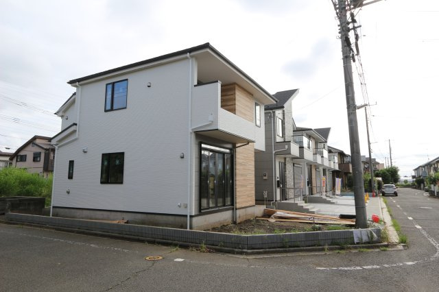 【KEIAI　Grace】小平市小川西町３期の外観|前面道路は交通量が少なく、お車が停めやすい環境です♪
