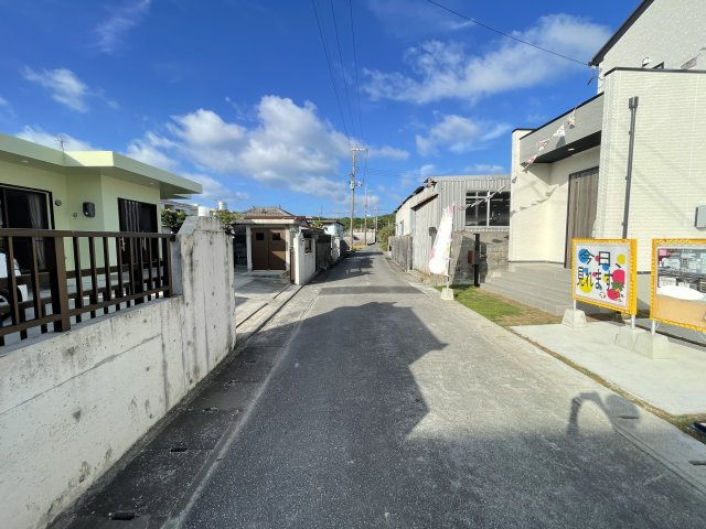 うるま市勝連南風原4期（限定1棟）の前面道路含む現地写真|※北西側公道4.4m♪