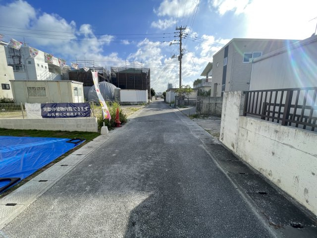 うるま市勝連南風原4期（限定1棟）の前面道路含む現地写真|※北西側公道4.4m♪