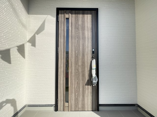 うるま市勝連南風原4期（限定1棟）の玄関|1号棟　スマートキー付き♪