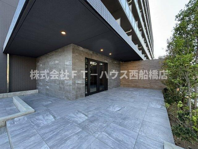 ケイディーエックスレジデンス原木中山のエントランス