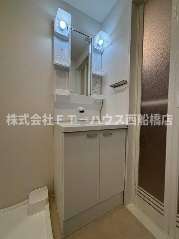 ケイディーエックスレジデンス原木中山の洗面所