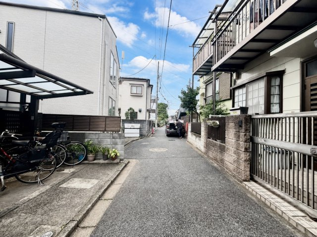 中野区野方6丁目　 建築条件付き売地の前面道路含む現地写真|2026.07.18撮影

現地ご見学希望・資料請求などお気軽にお問い合わせ下さい！
03-5990-5201
