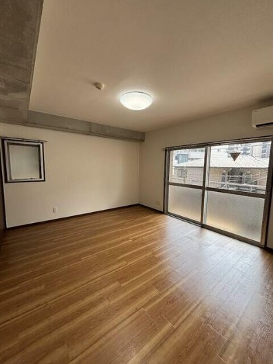 千葉市中央区神明町の賃貸マンションの居間・リビング