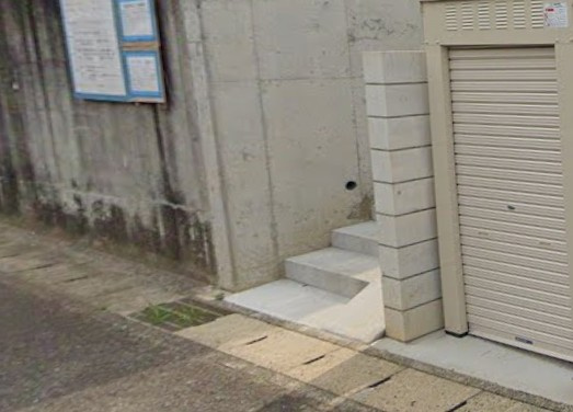 松戸市上本郷のアパートのエントランス