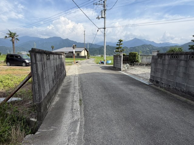 西条市古川乙253-3　乙253-5　売土地の前面道路含む現地写真