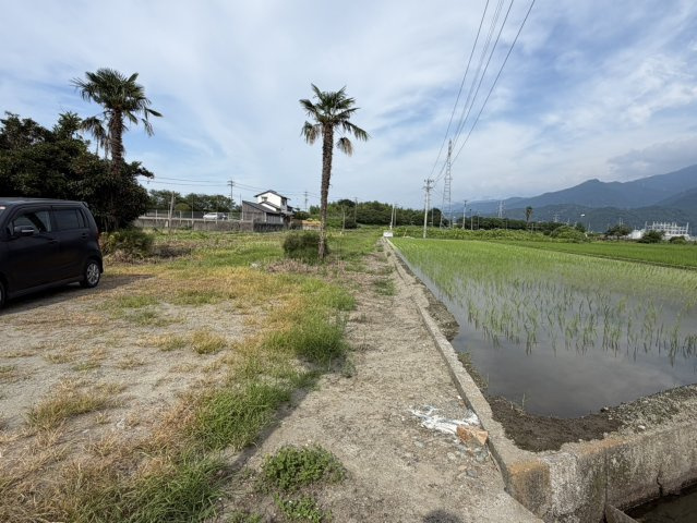 西条市古川乙253-3　乙253-5　売土地の前面道路含む現地写真