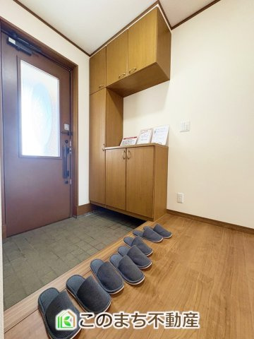 小山市雨ケ谷新田再生住宅の玄関|広々とした玄関スペース♪たくさんの靴を収納できる下駄箱もございます。
